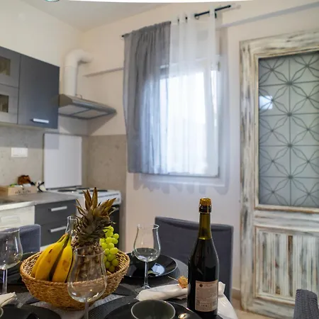 Sofia's House فولوس